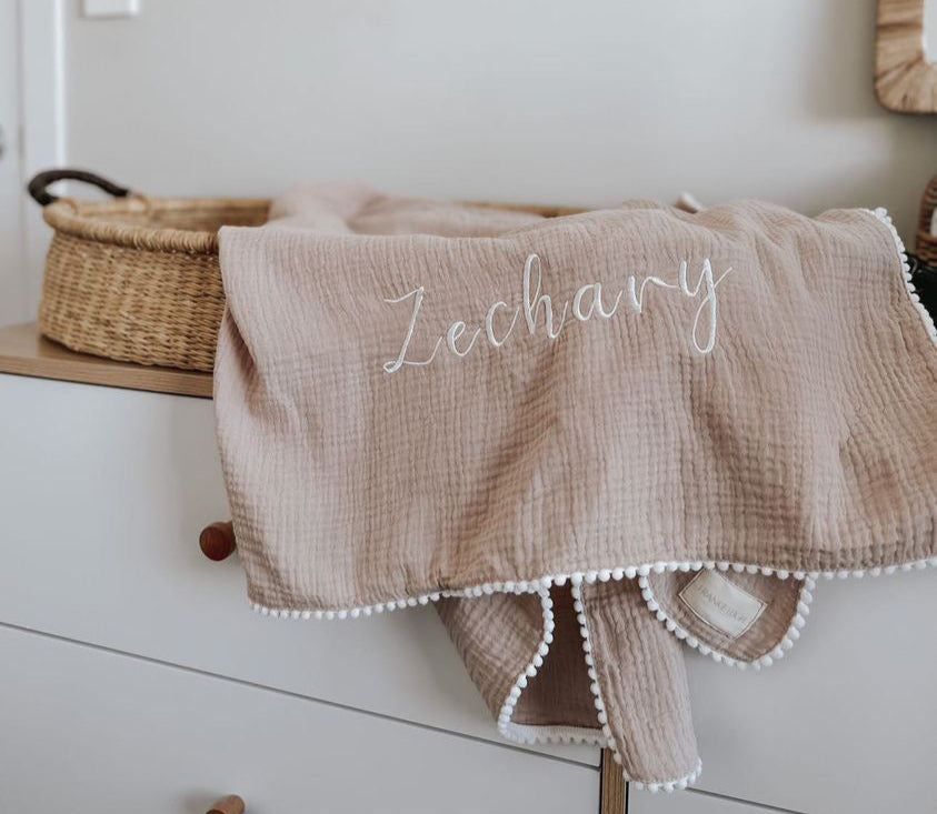 ORGANIC MUSLIN BLANKET WITH POM POMS