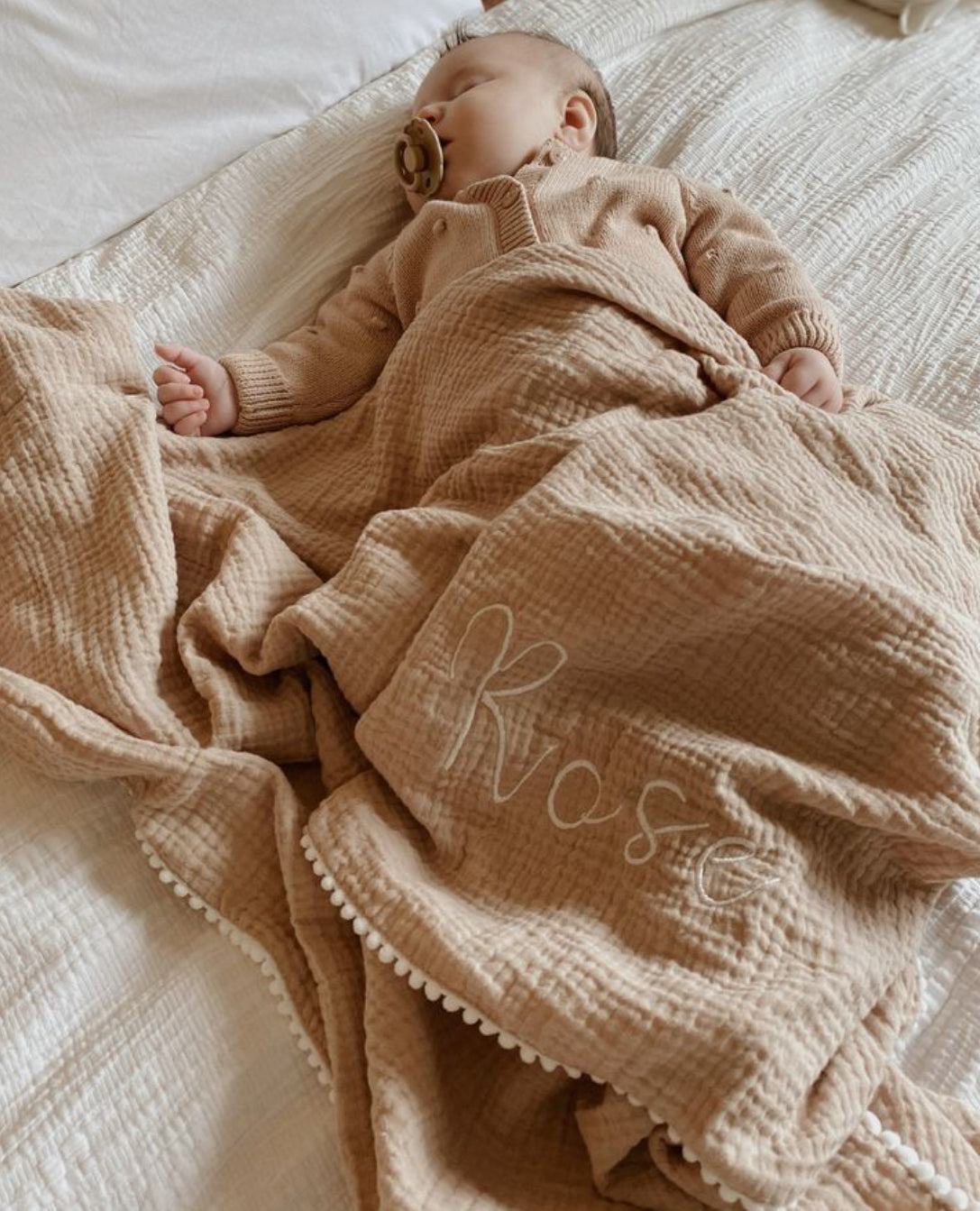 ORGANIC MUSLIN BLANKET WITH POM POMS