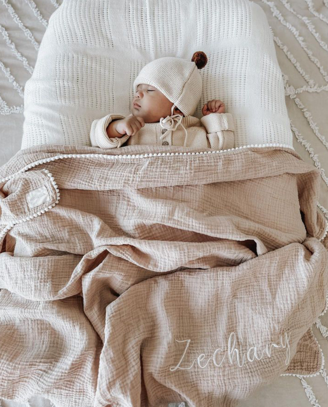 ORGANIC MUSLIN BLANKET WITH POM POMS