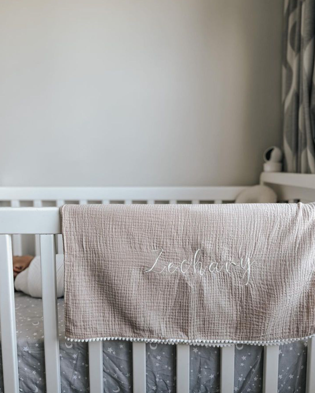 ORGANIC MUSLIN BLANKET WITH POM POMS