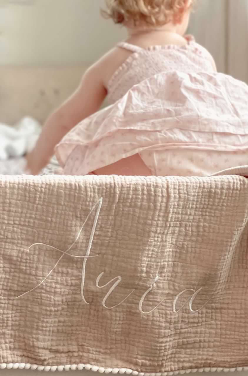 ORGANIC MUSLIN BLANKET WITH POM POMS