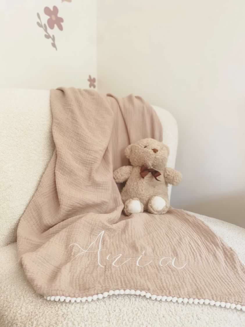 ORGANIC MUSLIN BLANKET WITH POM POMS