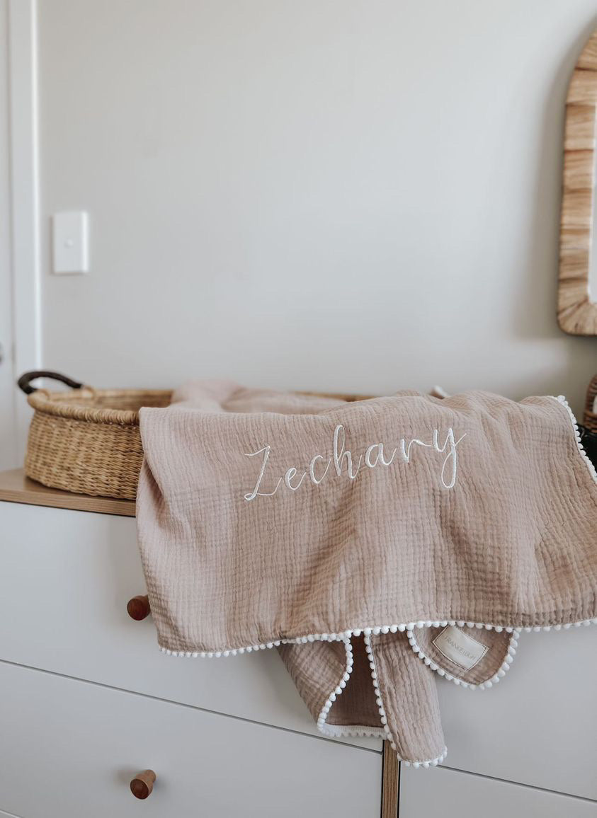 ORGANIC MUSLIN BLANKET WITH POM POMS