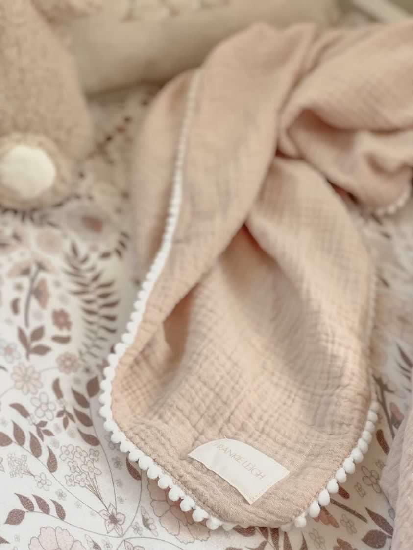 ORGANIC MUSLIN BLANKET WITH POM POMS